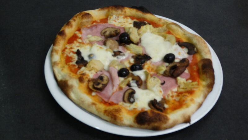 Pizza Capricciosa:
Sauce tomate (maison), Mozzarella, Jambon Blanc, artichauts, olives (marinées maison) champignons (sauté)