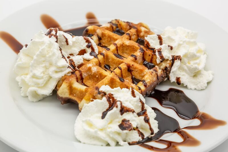 Gofre con nata y sirope