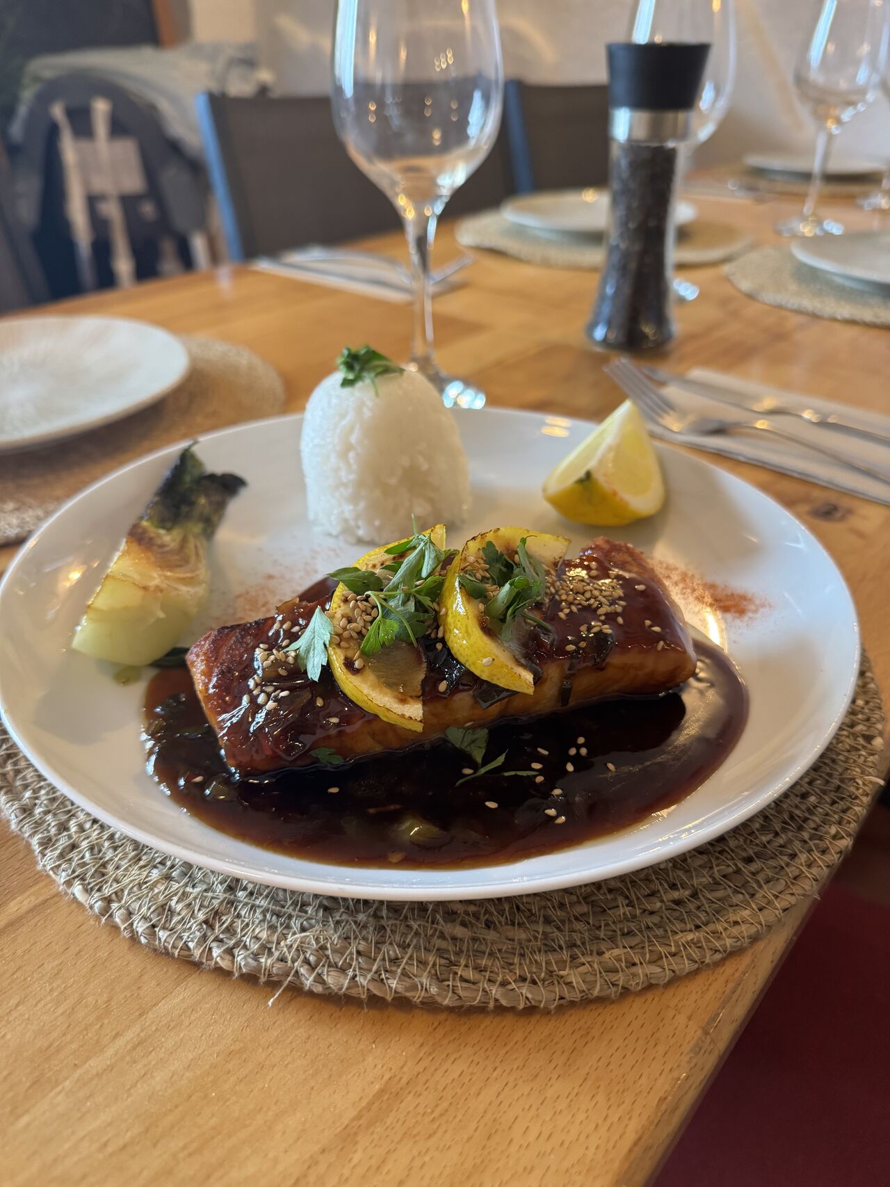 Lomo de salmón teriyaki / Teriyaki salmon fillet