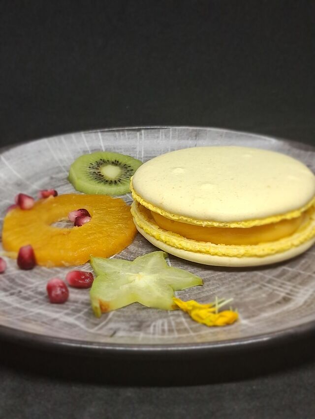 dessert grand macaron maison aux fruits exotiques 