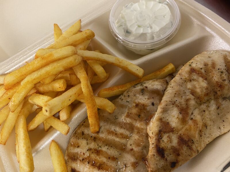 Hähnchenbrustfilet mit Zaziki und Pommes