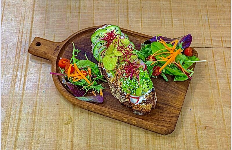 Toast cream cheese avocat 