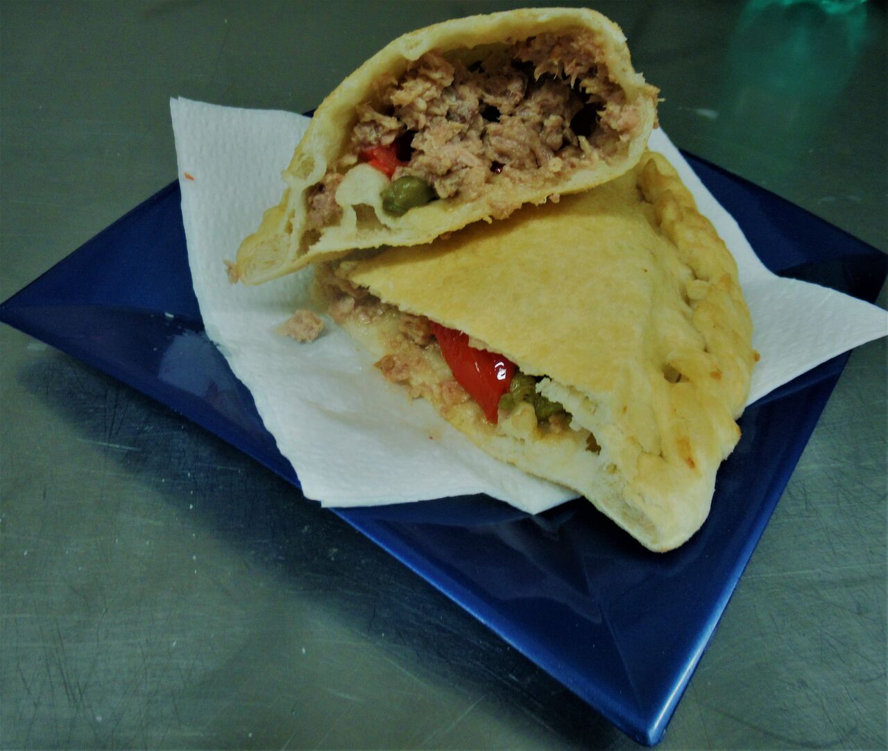 PANZEROTTO TONNO,CAPPERI,PACHINO