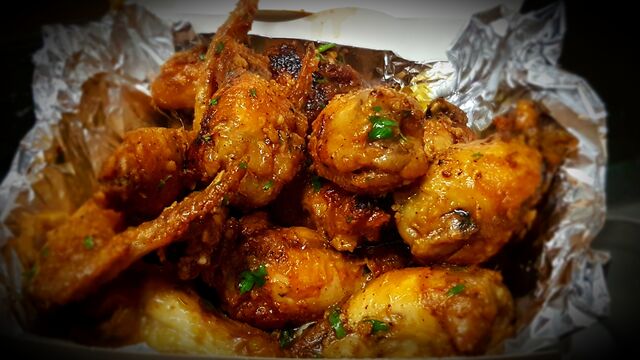 Alitas de pollo.
No te pierdas nuestra variedad de canastas y raciones.
A la BBQ, Al ajillo. Estilo Kentucky...