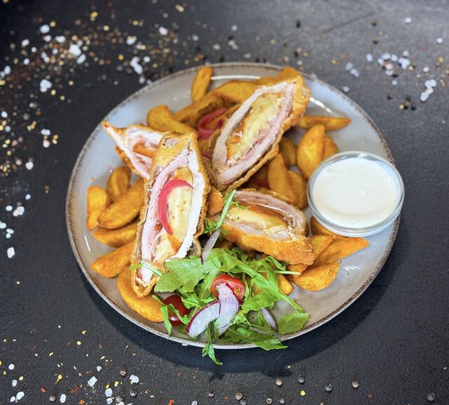 Füstölt sajttal és baconnel töltött borda steak burgonyával és fokhagymás tejföllel