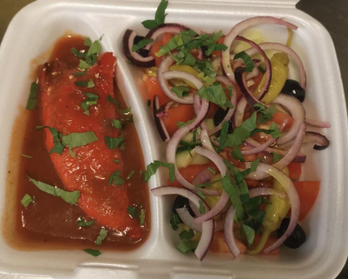 Paprikaschoten
Mit Tomaten, Gurken, Oliven, Peperoni, Zwiebeln, Paprika und Schafskäse
Mit Brot dazu ? Nr 15