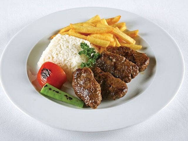 Izgara Köfte - Grilled Meat Balls with Rice and Potato Chips