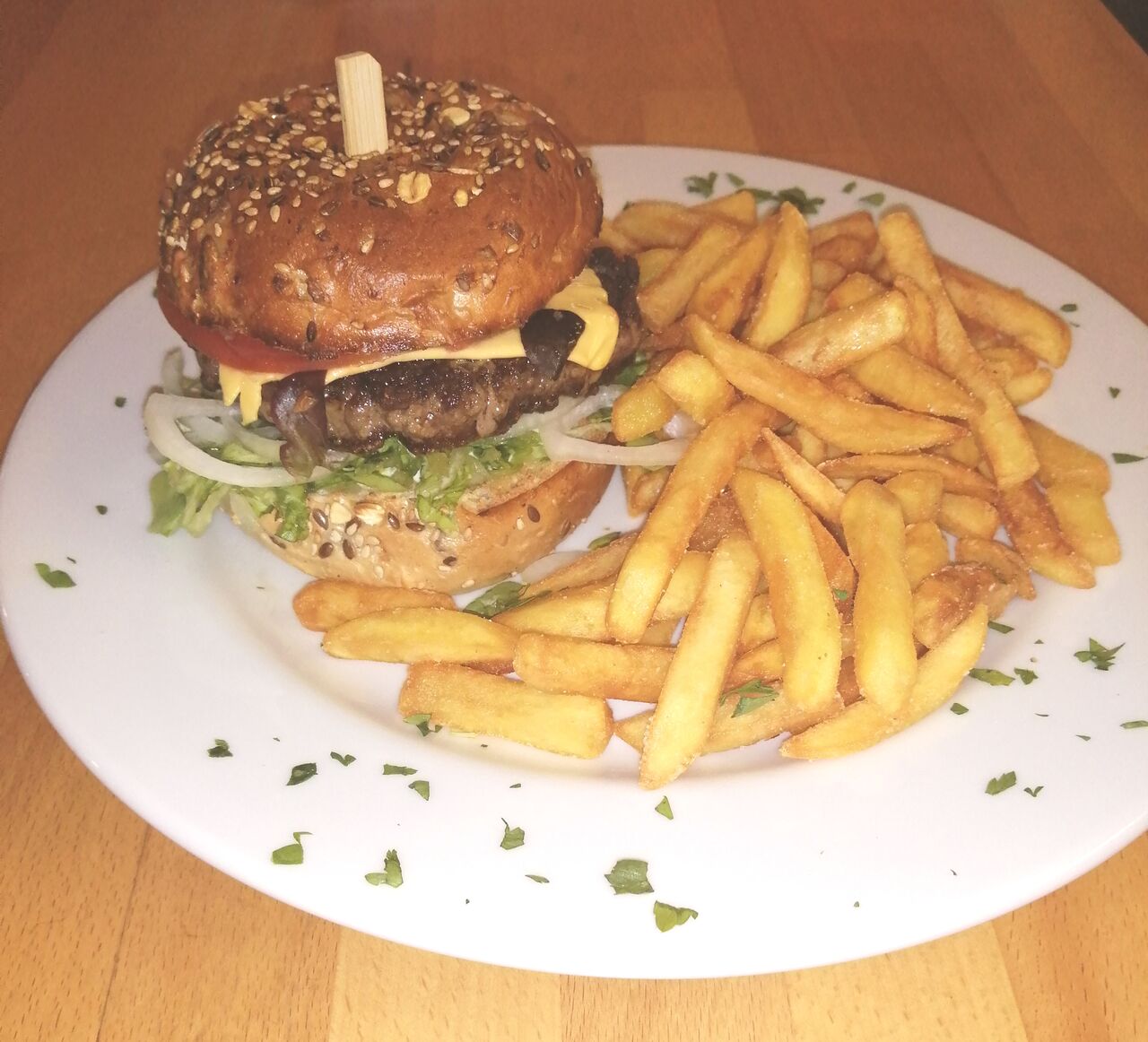 Le Cheeseburger (boeuf) / frites : 15.50€