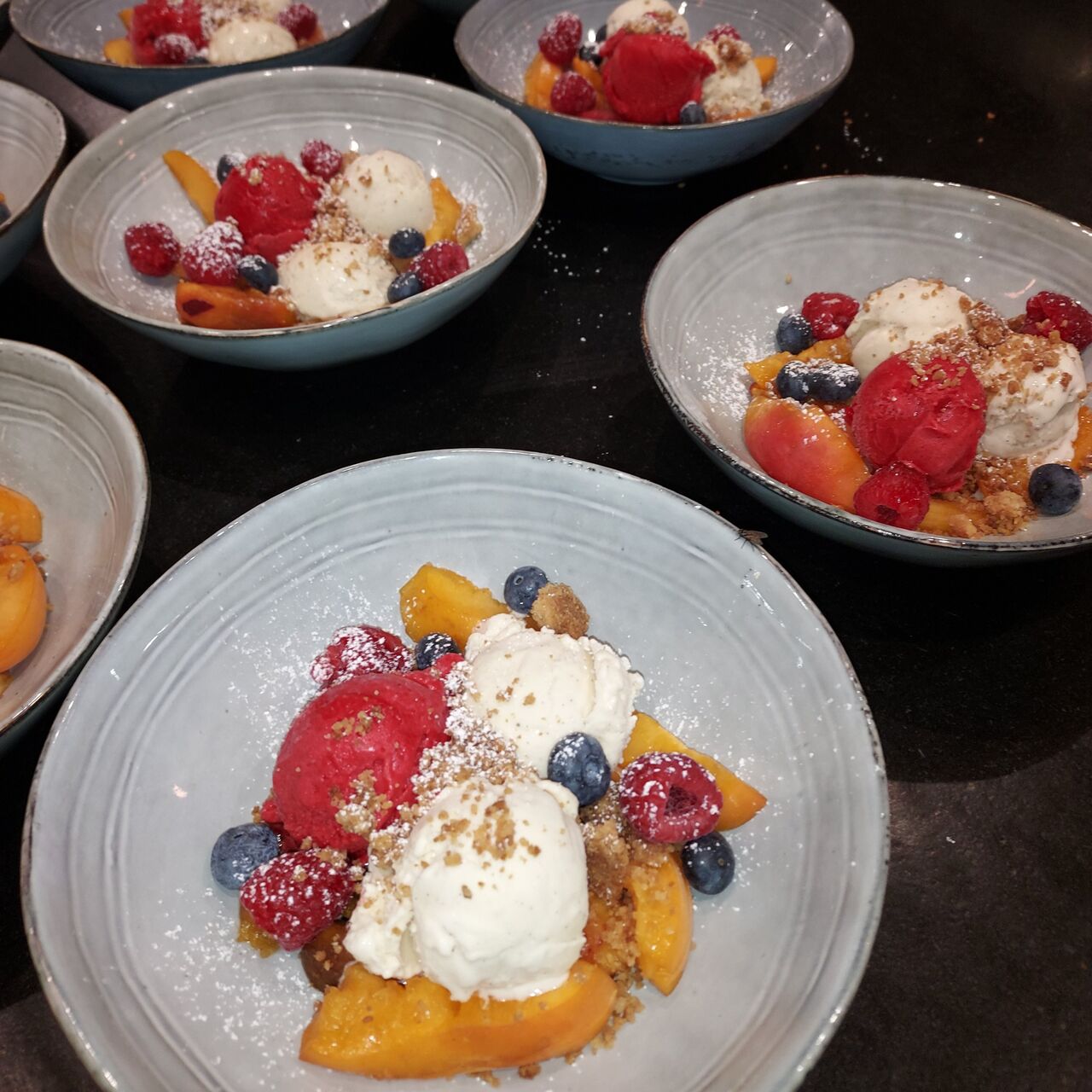 Tout simplement
Pêche et abricot de la vallée
Glace et sorbet artisanaux
Crumble amandes