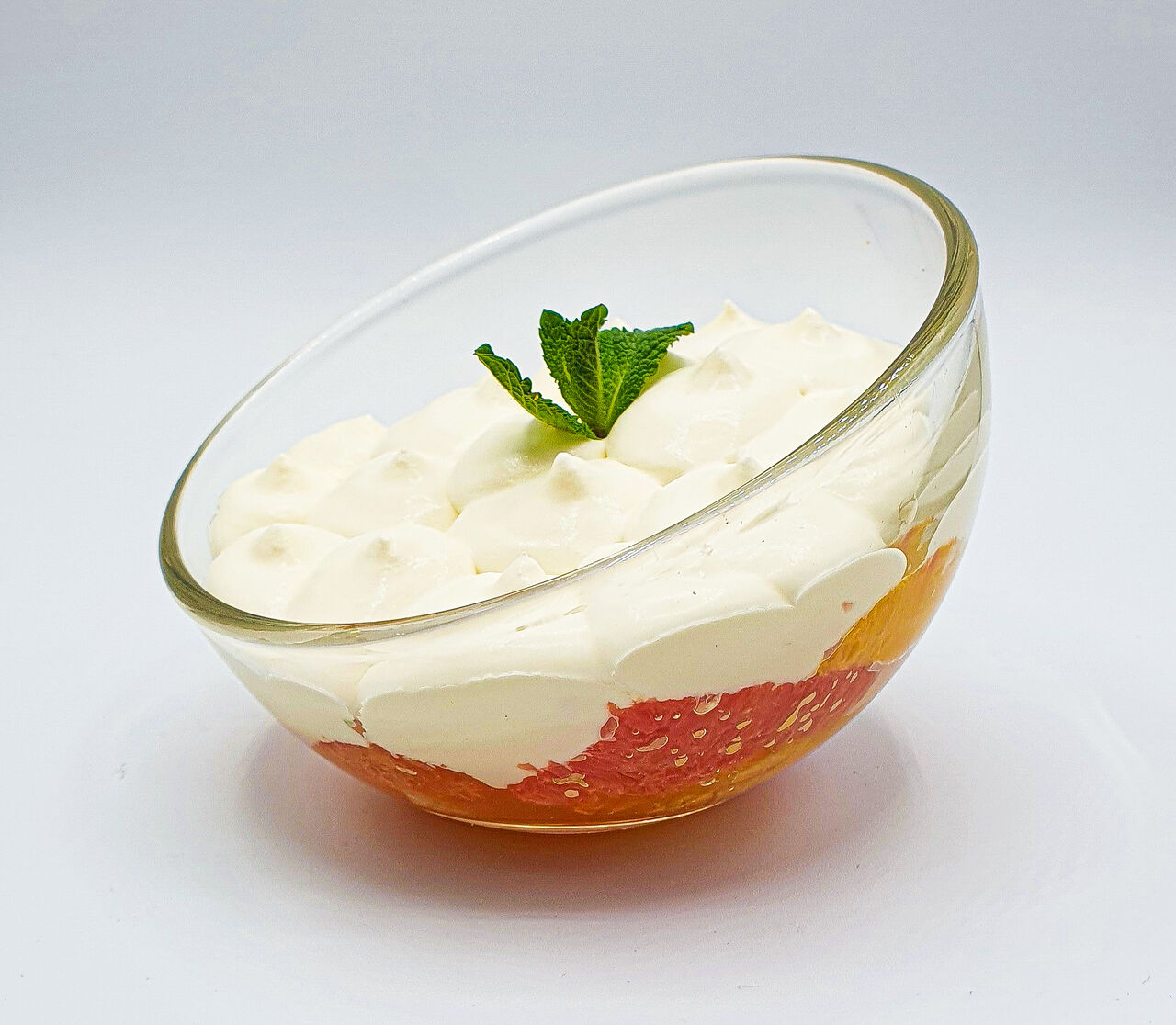 Salade de suprêmes d'agrumes et chantilly mascarpone à la menthe fraîche 