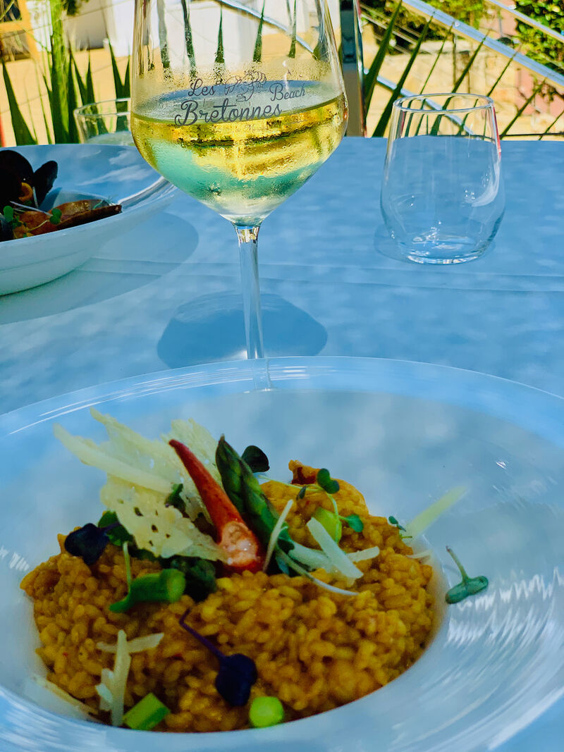 Risotto de bogavante al safran con verduras de temporada y crujiente de Parmesan viejo