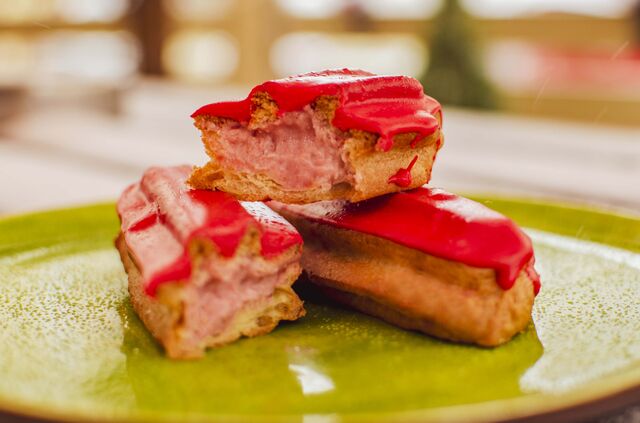 Еклер малиновий - натуральна малина, заварний крем, заварне тісто.