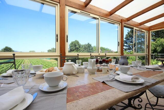 Venez prendre votre petit déjeuner devant cette magnifique vue du vignoble.