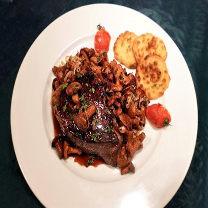FILET DE BOEUF AUX GIROLLES SAUCE GRAND VENEUR