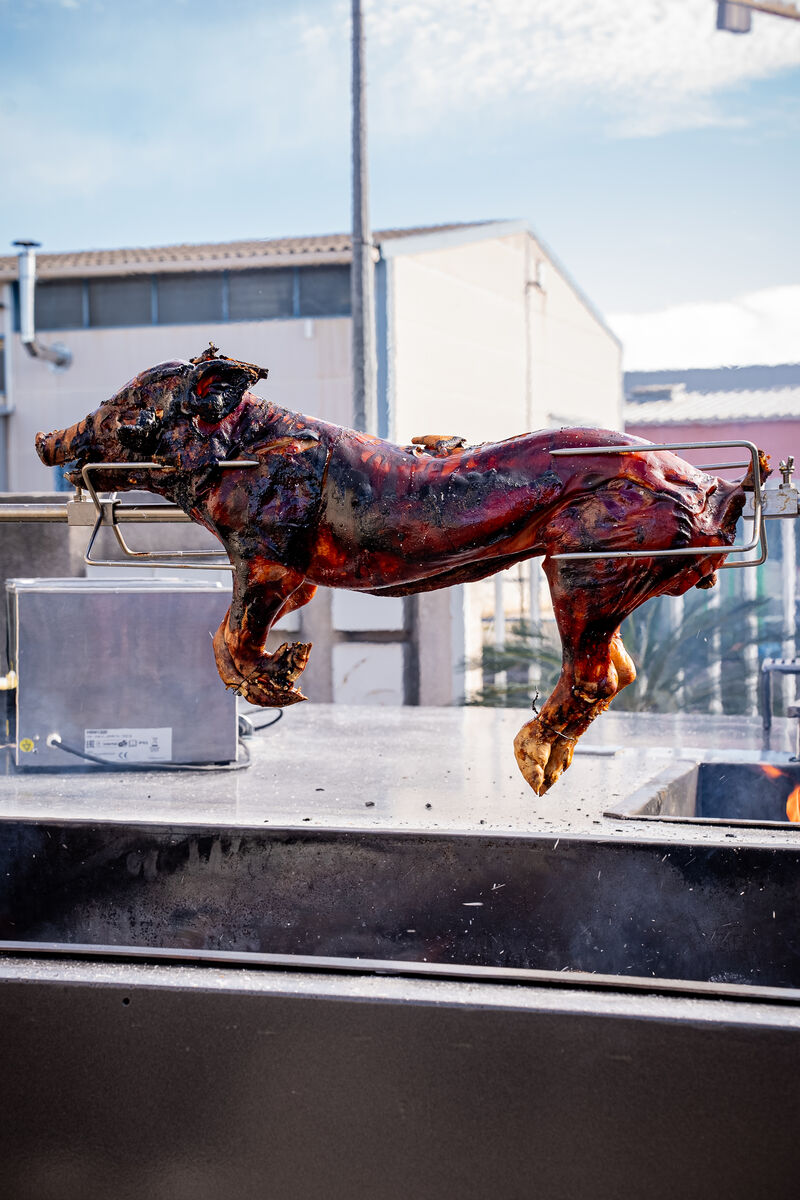 COCHON DE LAIT A LA BROCHE