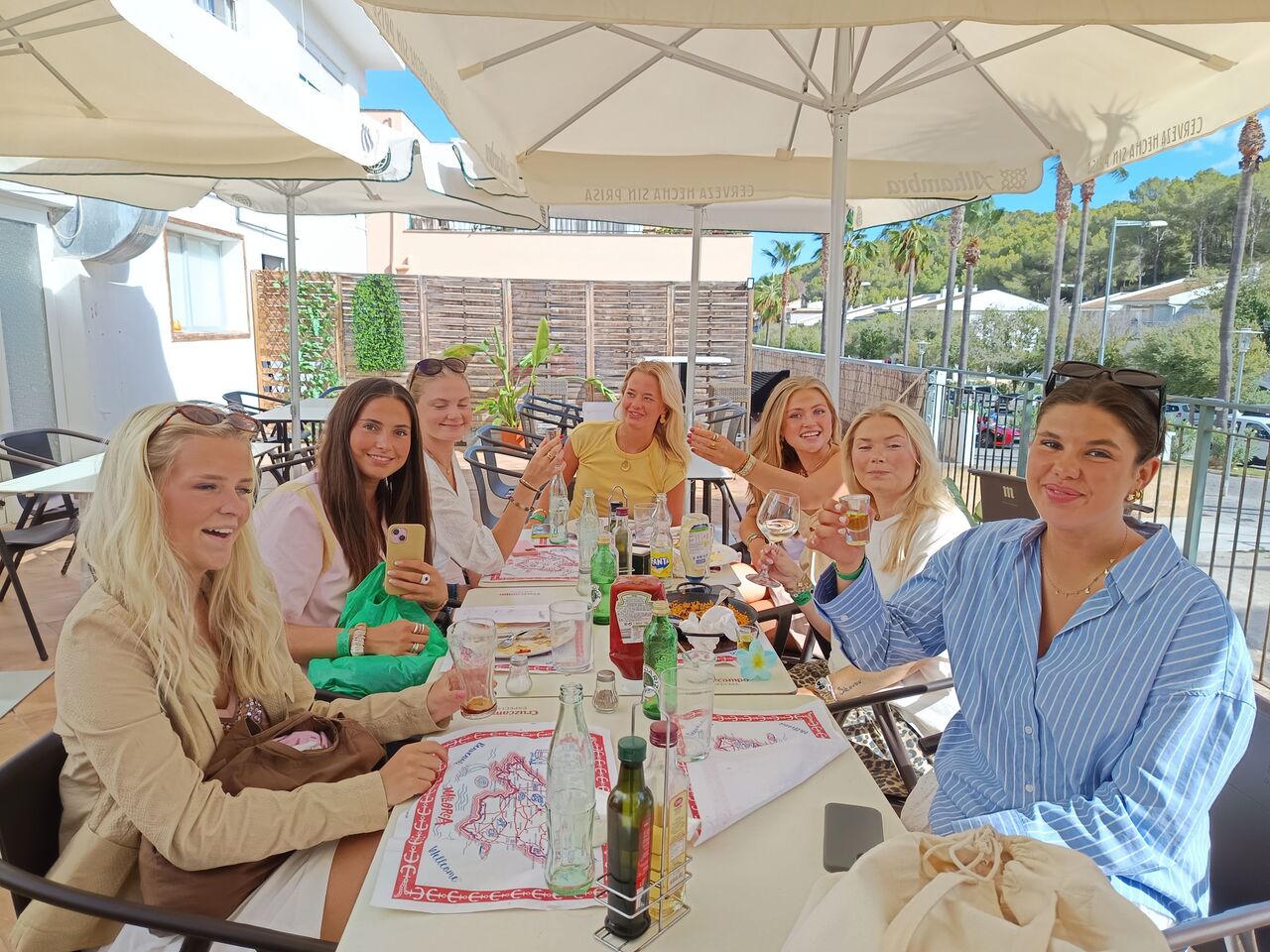 Grupo de amigas compartiendo en el Algarrobo Paguera Mallorca 