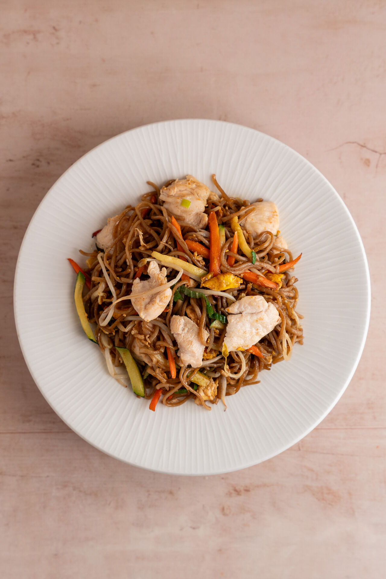 Spaghetti di Riso con Pollo e Verdure